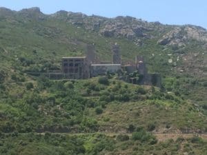 Vue lointaine de San Pere de Rodes