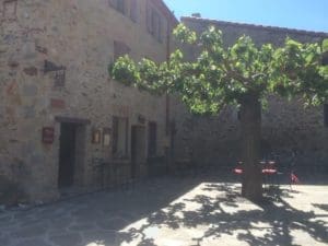 Castelnou - pequeña plaza